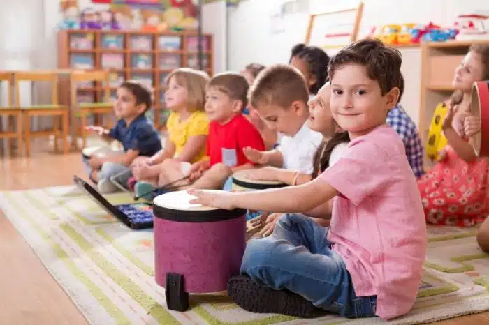Groupe d'enfant pour article du tapis musical