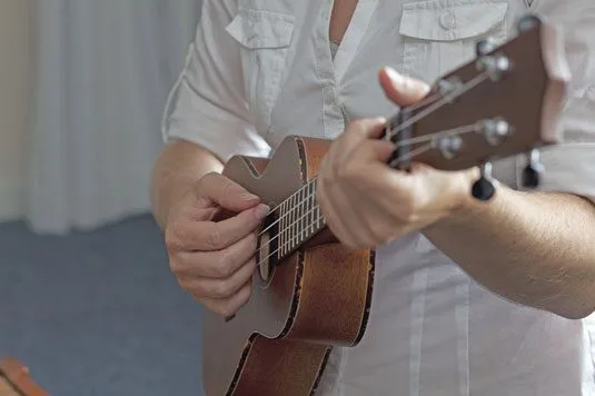 How to hold the ukulele side