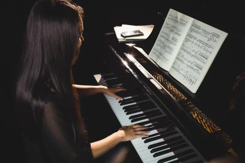 piano student using a keyboard and flash cards to develop their piano skills
