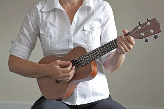 How to hold the ukulele front
