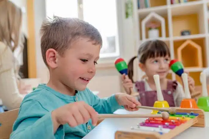 Enfant qui joue un xylophone