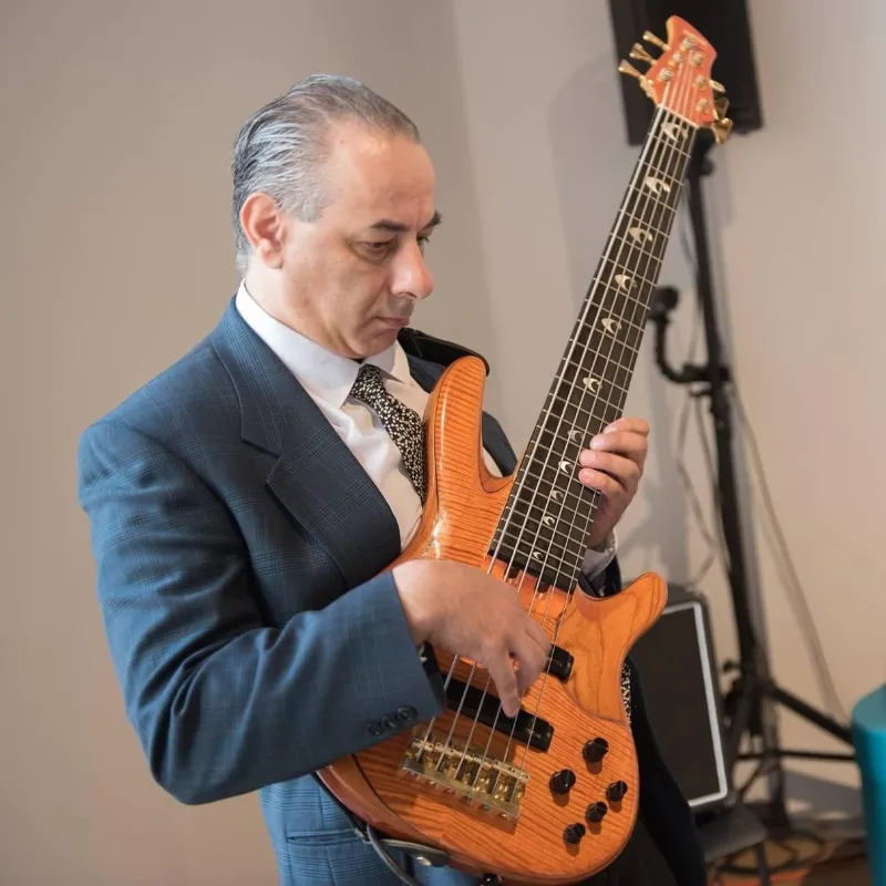 Vinnie V. — Guitar — photo 1