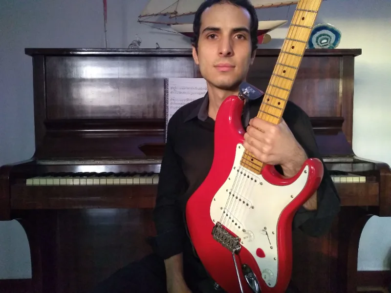 Victor M. — Guitar — photo 1