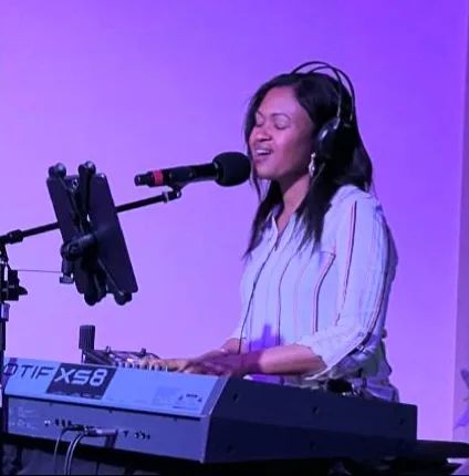 Sabine J. — piano — photo 3